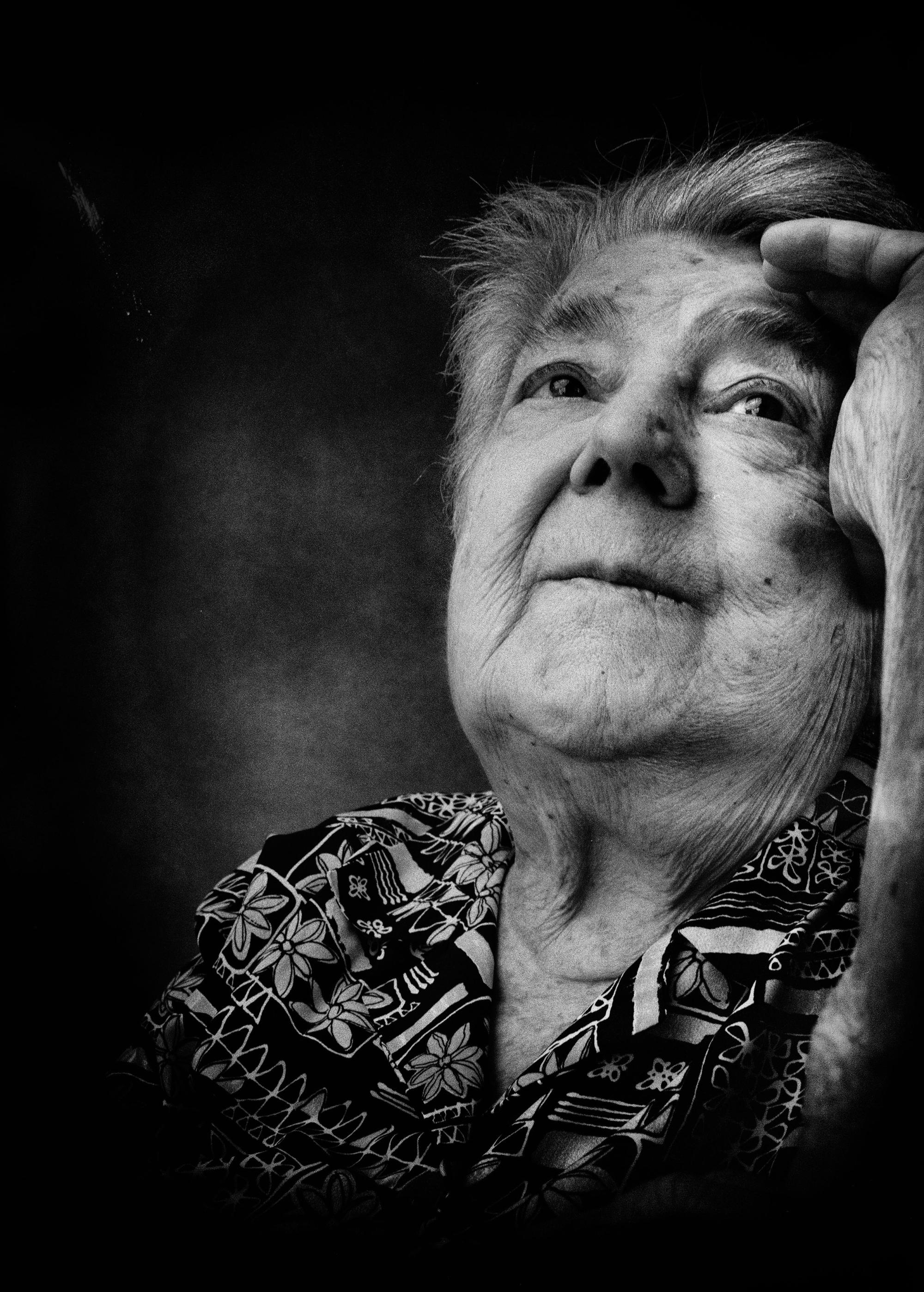 Rosa. Illuminare il buio grande con la luce di occhi che molto hanno visto.