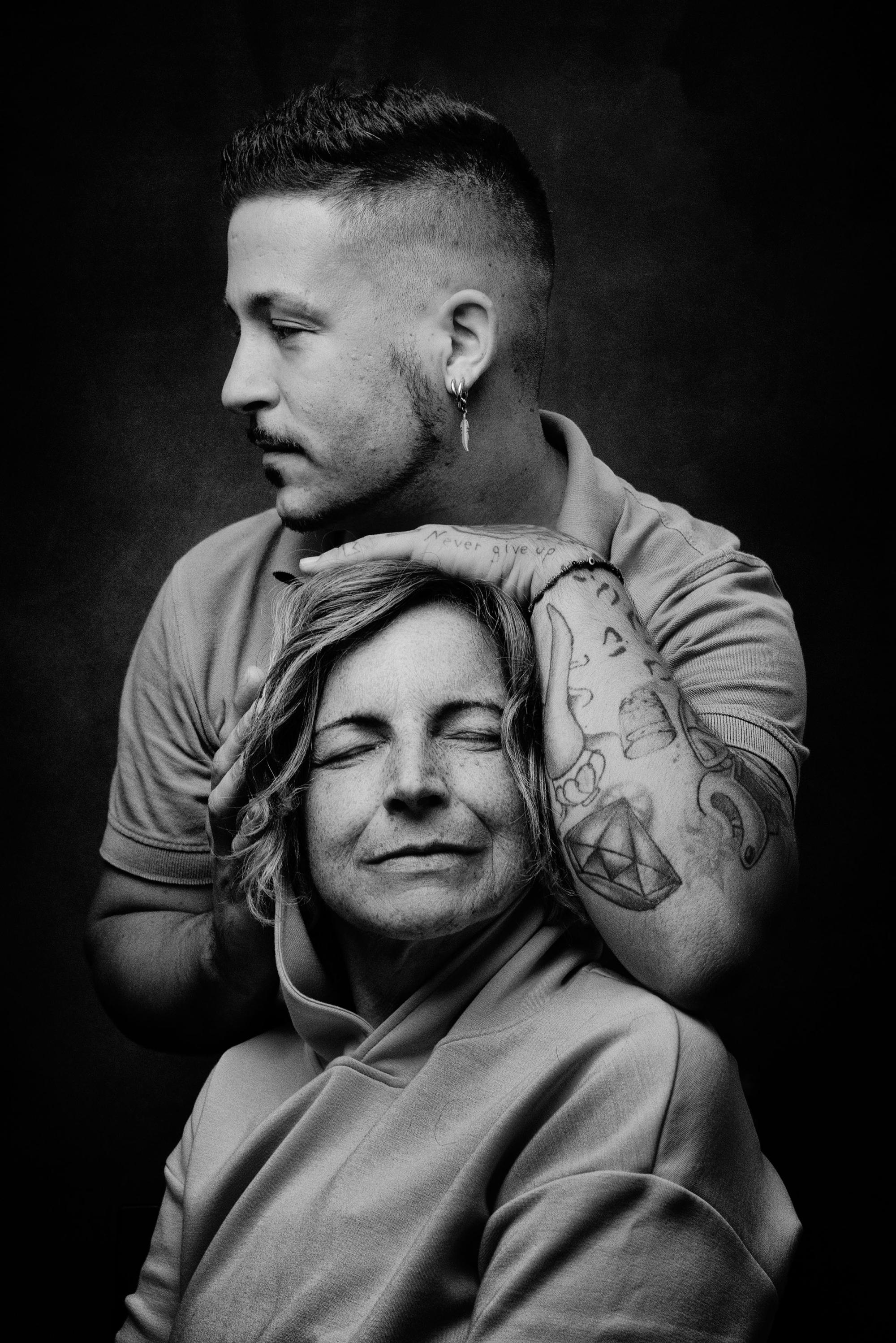 Cristina chiude gli occhi, si concede all'abbraccio di Samuel e il suo mondo interiore si apre a noi