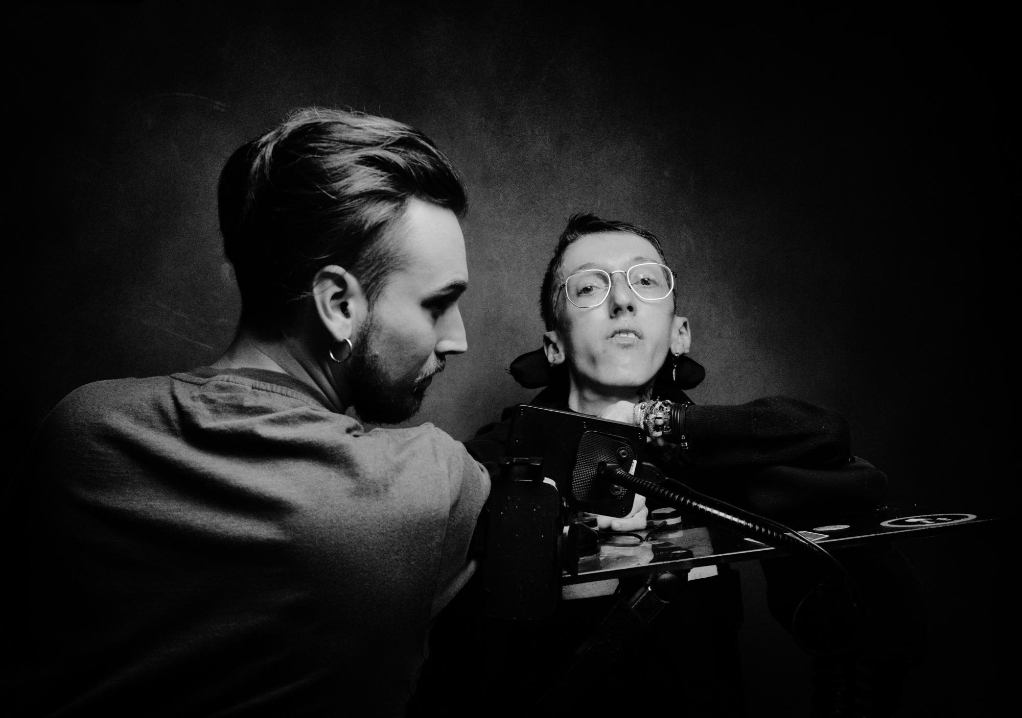 Pippo e Ivan, amici da una vita, fatta di uscite la sera e del progetto di raccontare la fragilit&agrave; sui social (e smontare pregiudizi).