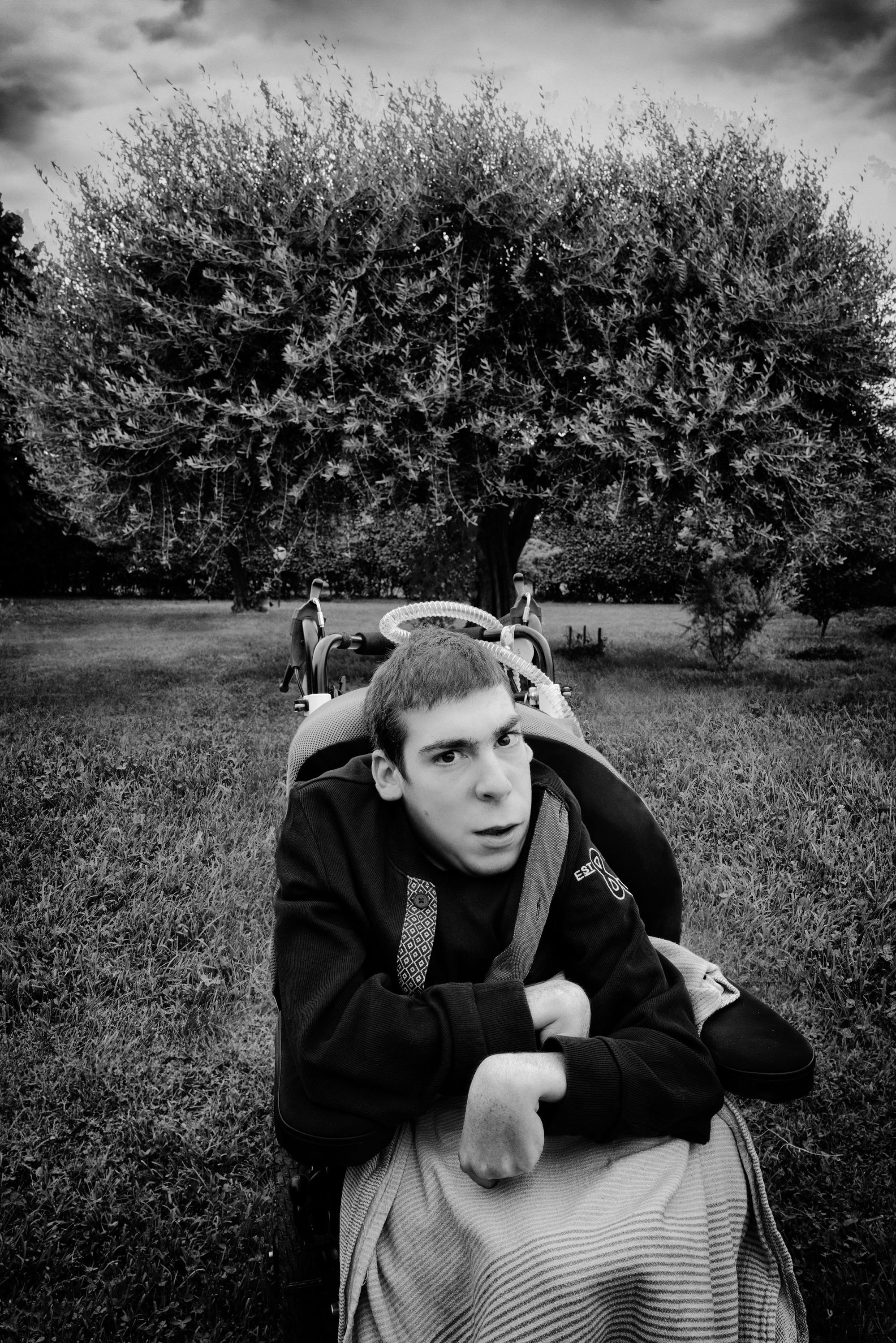 Alessandro, figlio, fratello, ragazzo di spirito. Ha imparato il coraggio e odia autocommiserarsi