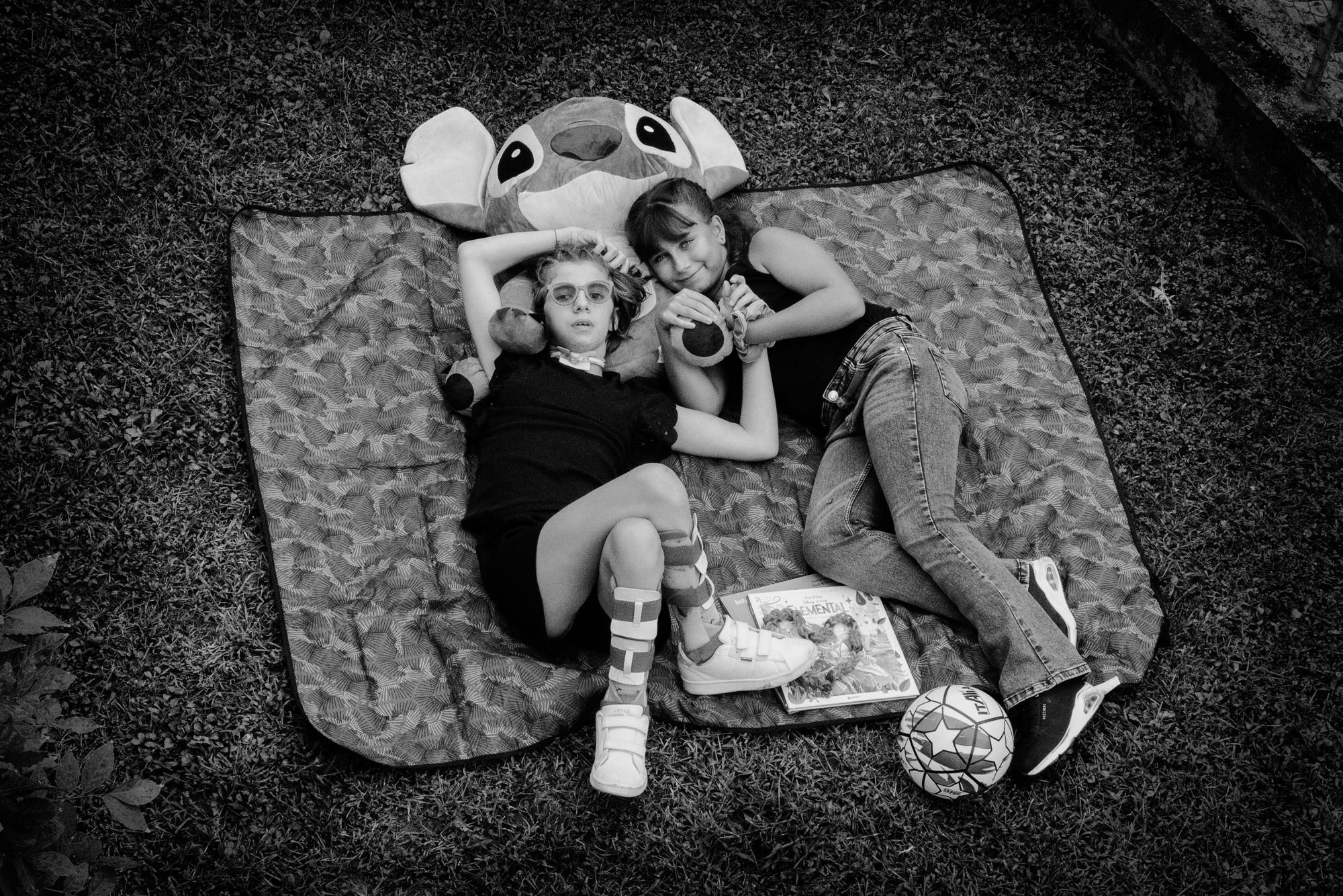 Irene ha 11 anni, frequenta la quinta elementare, passa i pomeriggi con la sua amica Zoe