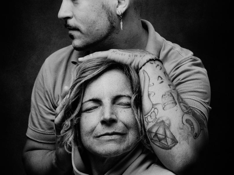 Cristina chiude gli occhi, si concede all'abbraccio di Samuel e il suo mondo interiore si apre a noi