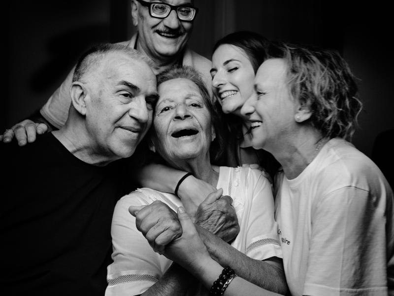 Amare significa accompagnare chi nasce e chi muore - pi&ugrave; vicini che mai, stretti.