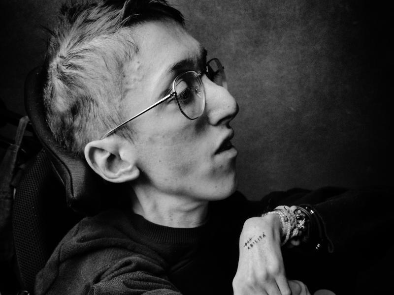 Pippo brilla di una luce bellissima - determinazione e desiderio ostinato di vivere tutto della sua giovinezza.