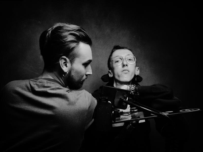 Pippo e Ivan, amici da una vita, fatta di uscite la sera e del progetto di raccontare la fragilit&agrave; sui social (e smontare pregiudizi).