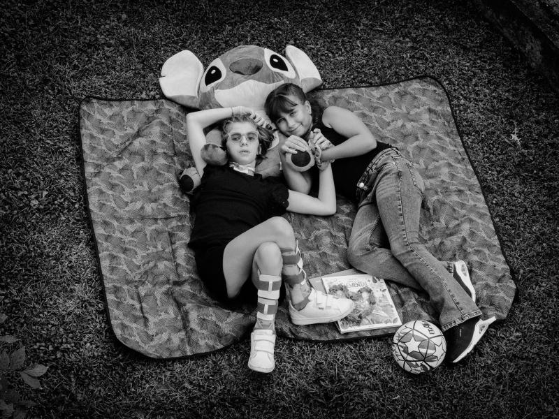 Irene ha 11 anni, frequenta la quinta elementare, passa i pomeriggi con la sua amica Zoe